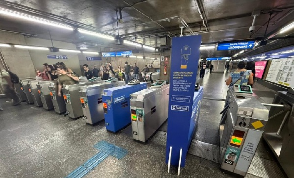 Metrô de SP inicia teste de pagamento por aproximação em estações de duas linhas