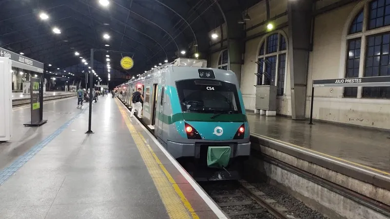 Trem da linha 8-Diamante descarrila e estação Júlio Prestes fica fechada; não houve feridos