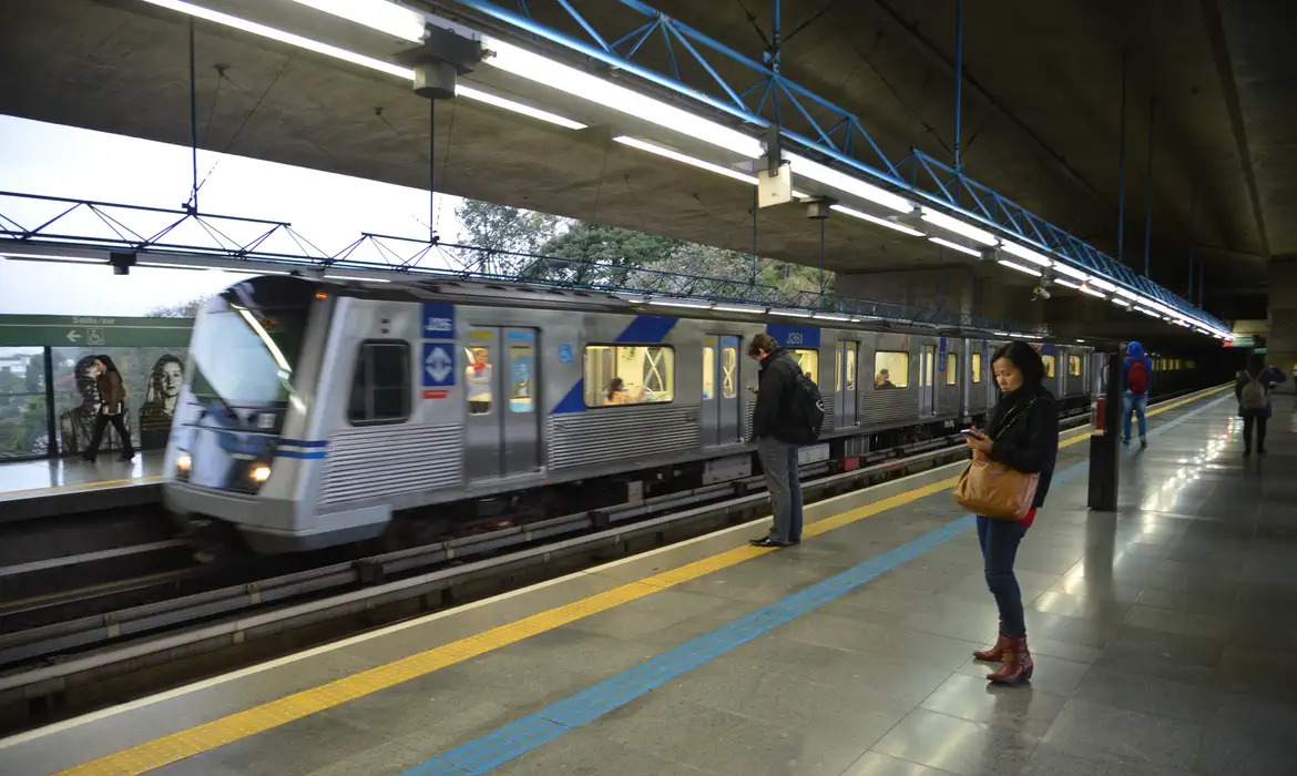 Metrô mantém operação ininterrupta na madrugada deste fim de semana