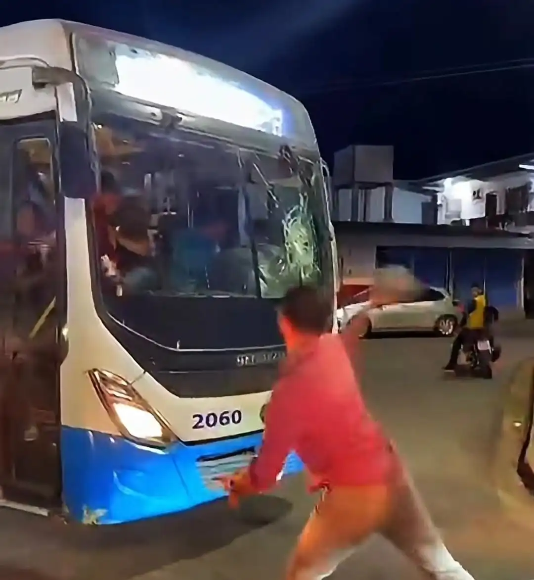 Homem joga pedra em ônibus e é agredido por passageiros em Macapá (AP)