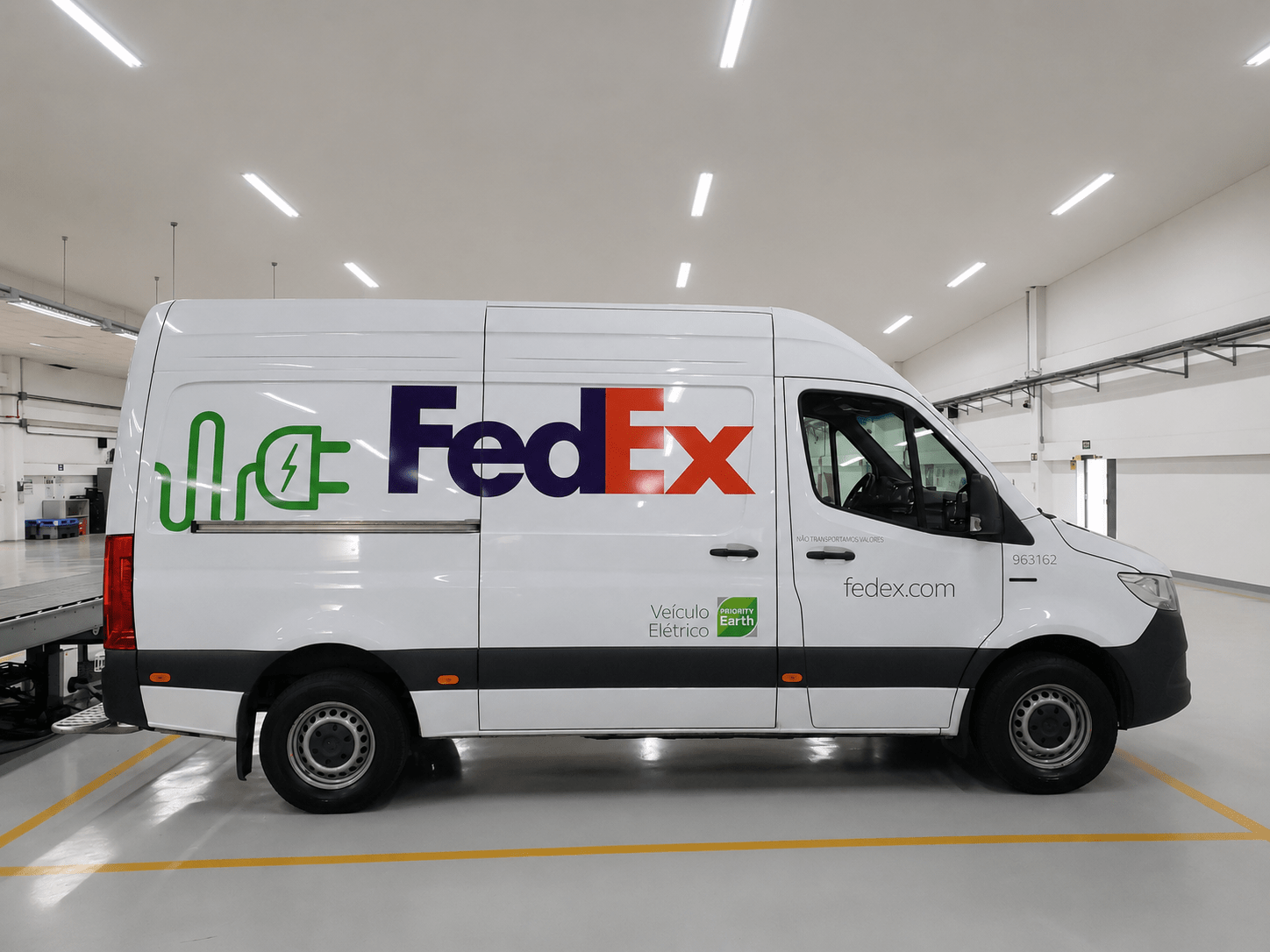 FedEx recebe mais 17 furgões elétricos da Mercedes-Benz no Brasil