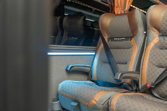 Marcopolo transforma 3 mil garrafas PET em tecido sustentável para as poltronas do G8 TEC