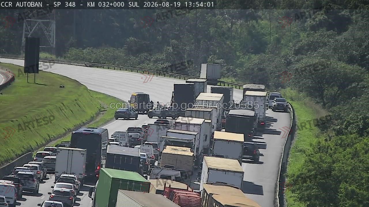 Acidente gera bloqueio na Rodovia dos Bandeirantes em Caieiras