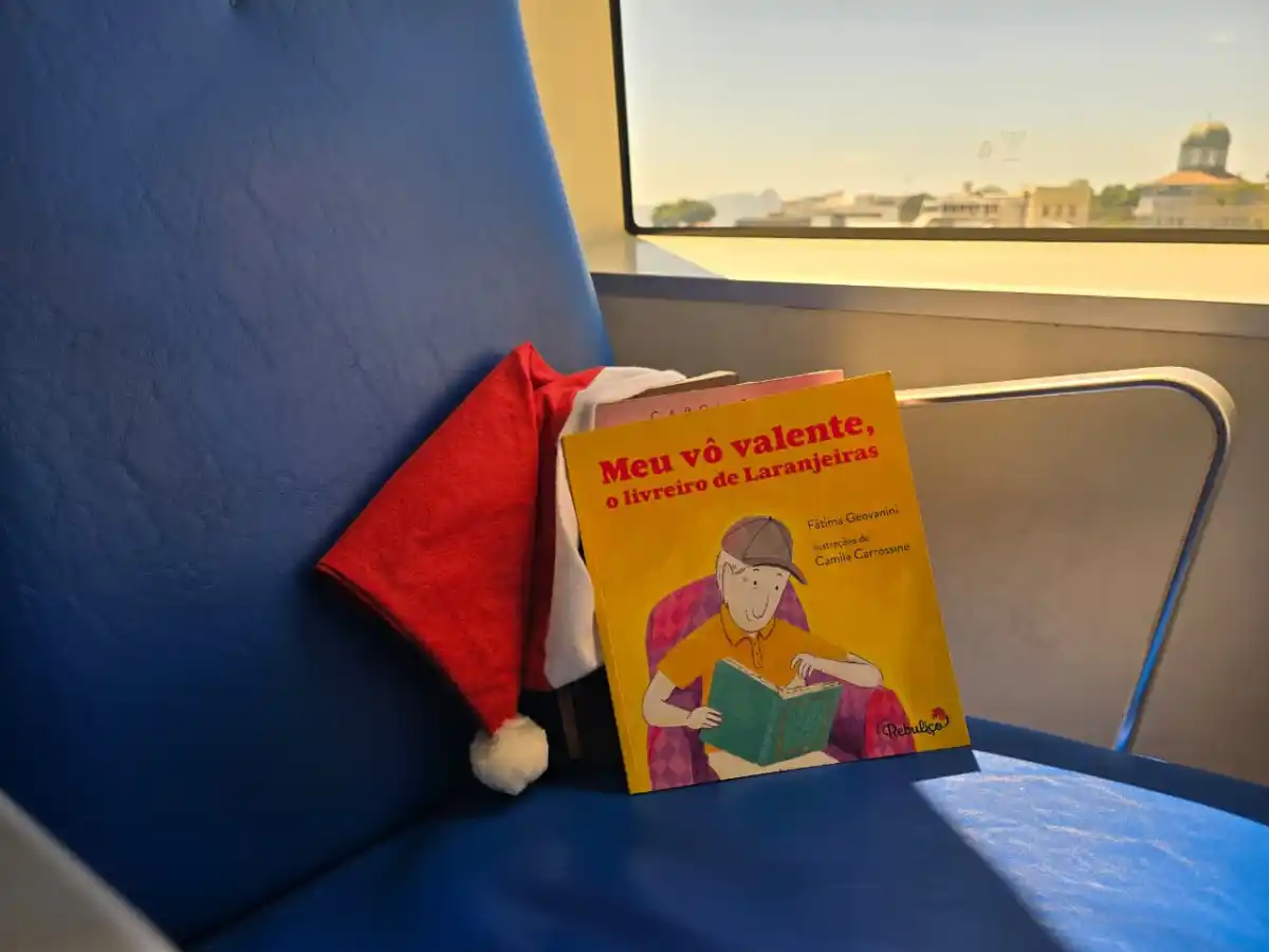 Papai Noel visita as Barcas para distribuir livros aos passageiros