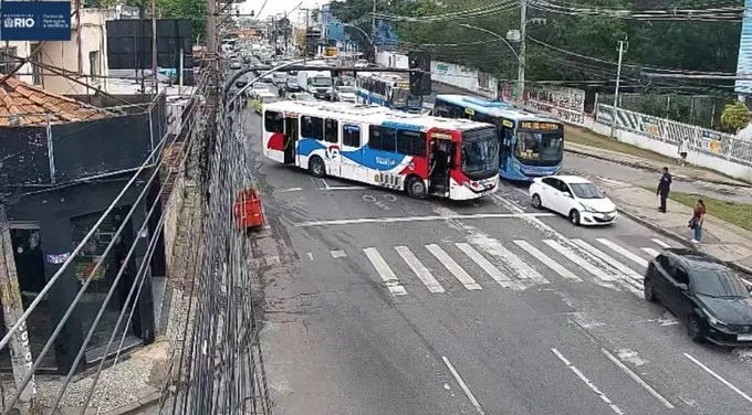 Em represália à operação policial, bandidos sequestram ônibus para fazer barricadas