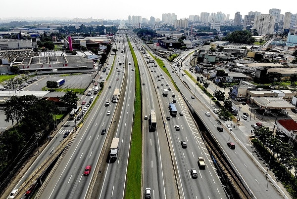 Acidente trava a Rodovia Dutra em Guarulhos