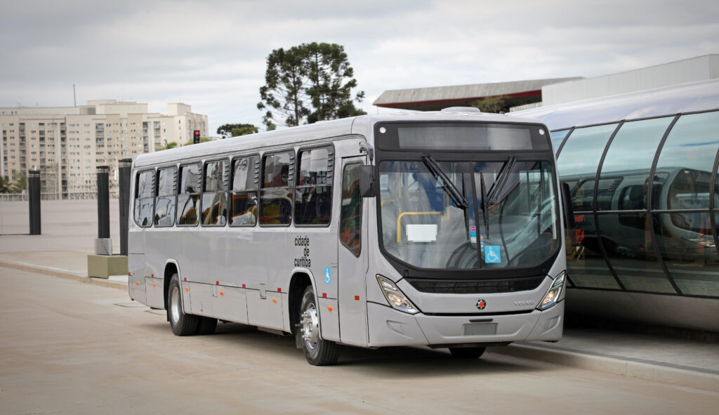 Volvo realiza primeira venda de ônibus com financiamento do programa Pró-Transporte para operação na Grande Curitiba