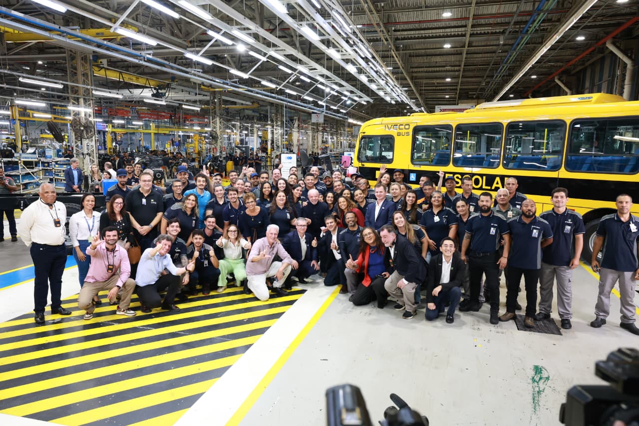 Governo federal entrega 324 novos ônibus escolares do Caminho da Escola