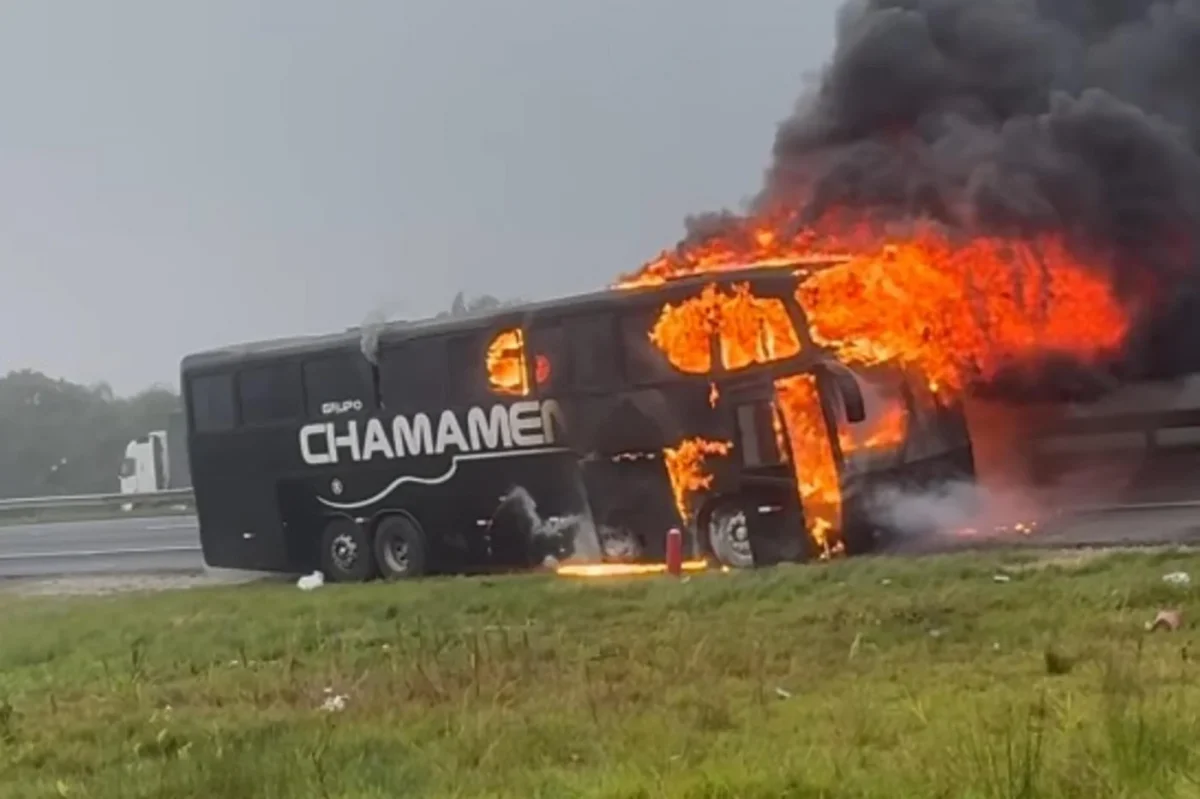 Ônibus da banda Chamamento, de Vacaria, é destruído por incêndio em rodovia