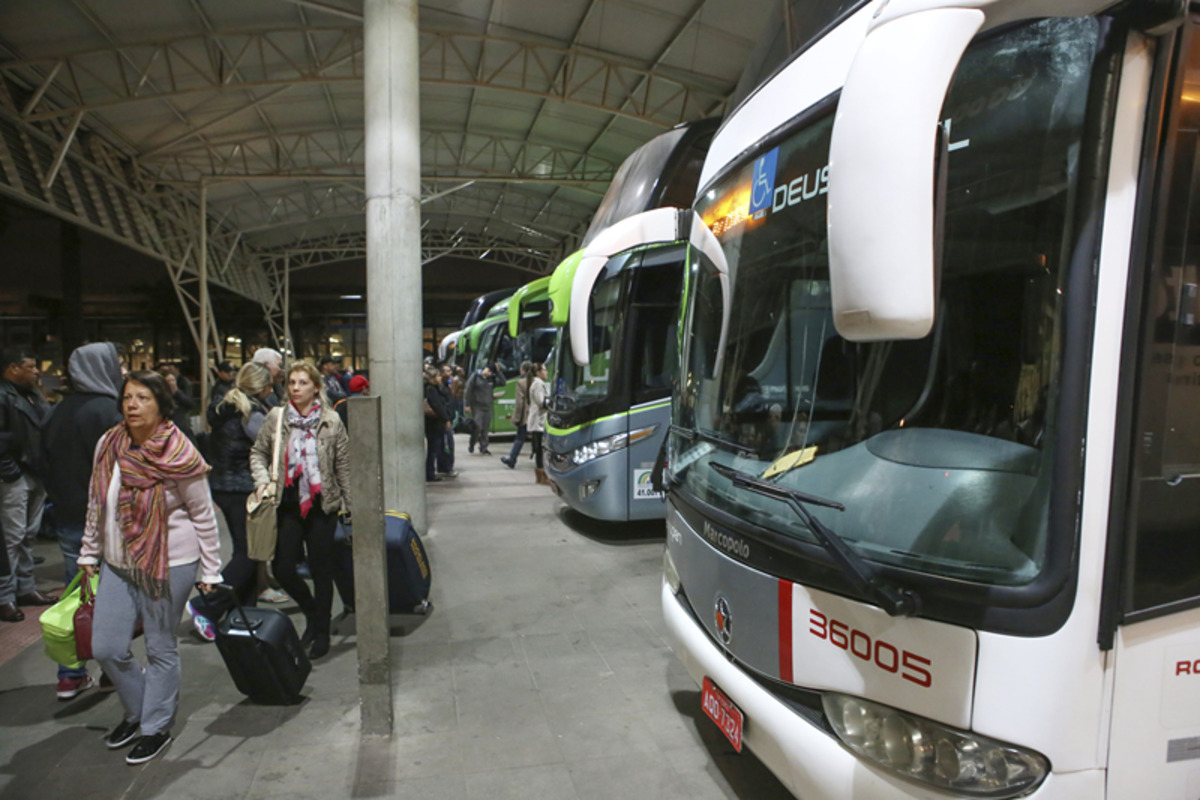 Dois feriados juntos devem registrar 25 mil embarques na rodoviária de Curitiba
