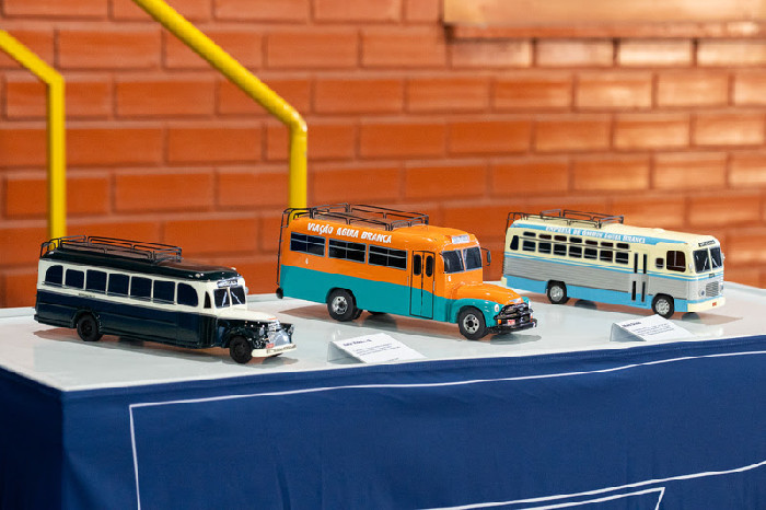 Miniaturas de ônibus recontam 80 anos da Viação Águia Branca em exposição itinerante pelo Brasil
