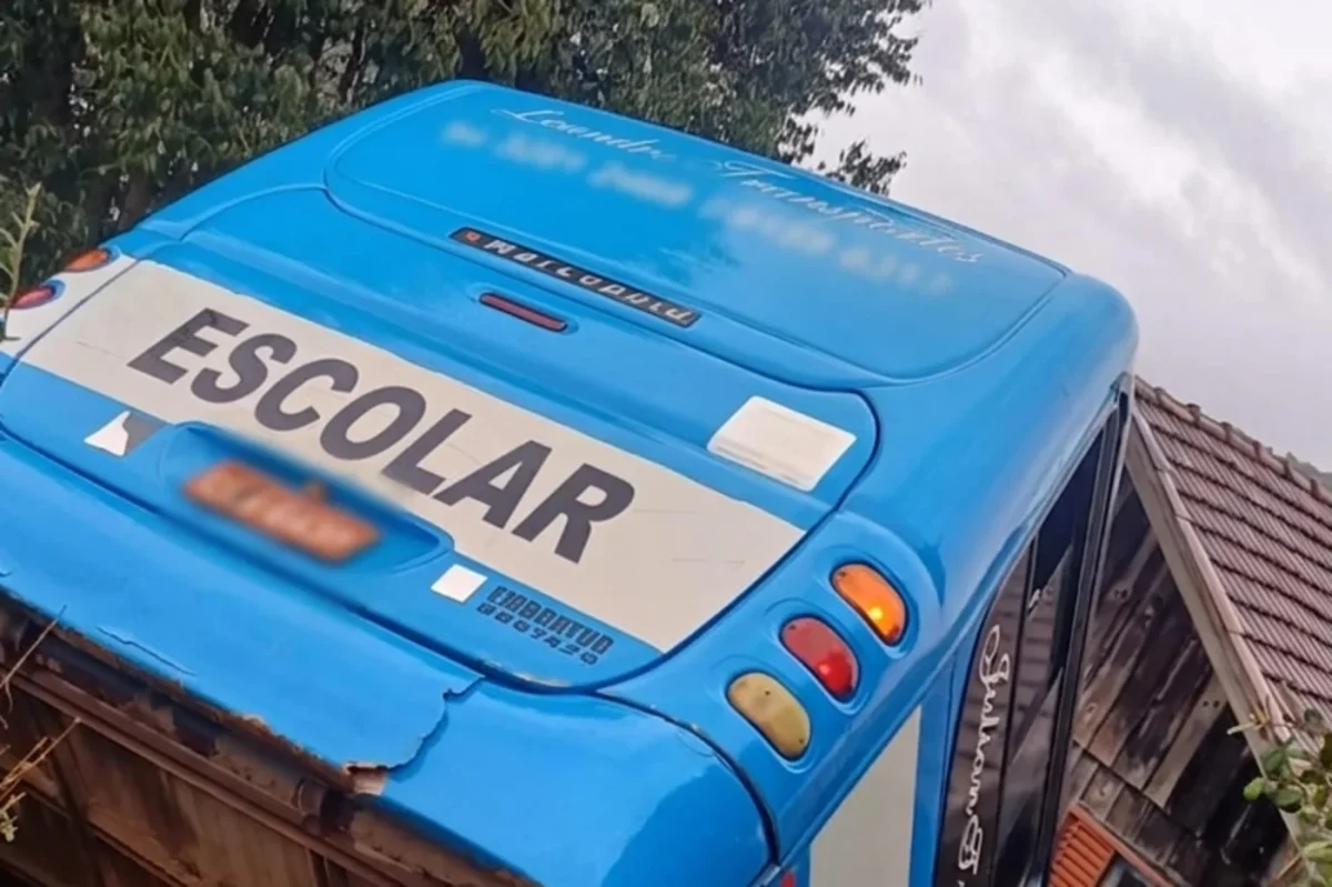 Micro-ônibus desce barranco e atinge casa em São Marcos