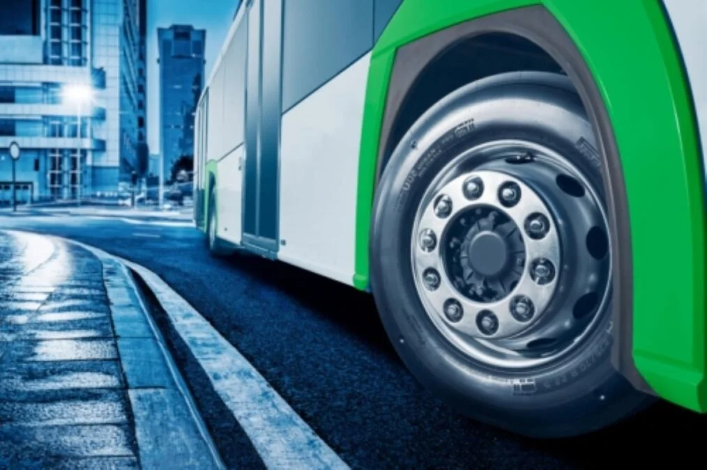 Prometeon desenvolve pneu para atender peso de ônibus elétricos