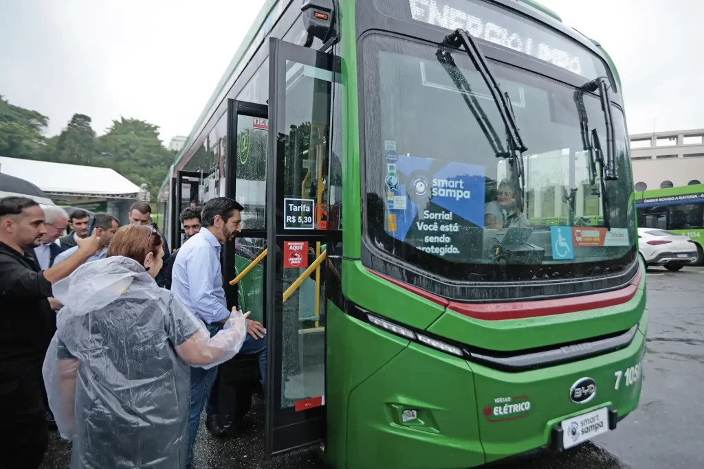BYD entrega 25 ônibus elétricos para São Paulo e estreia articulado BC22 no transporte coletivo brasileiro