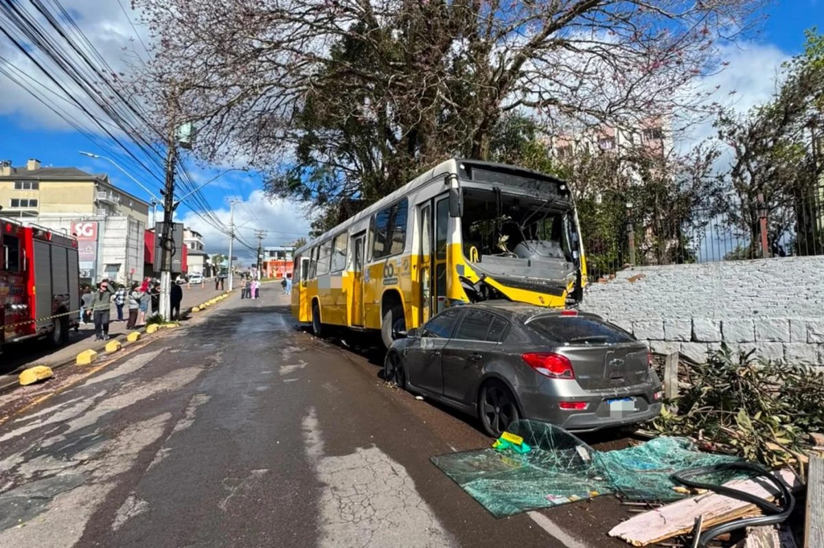 Ônibus atinge dois carros e residência após falha nos freios em Bento Gonçalves