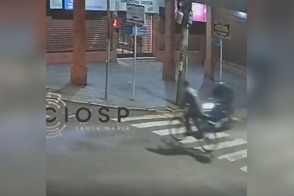 Ciclista de 57 anos morre após ser atingido por motocicleta no Centro de Santa Maria