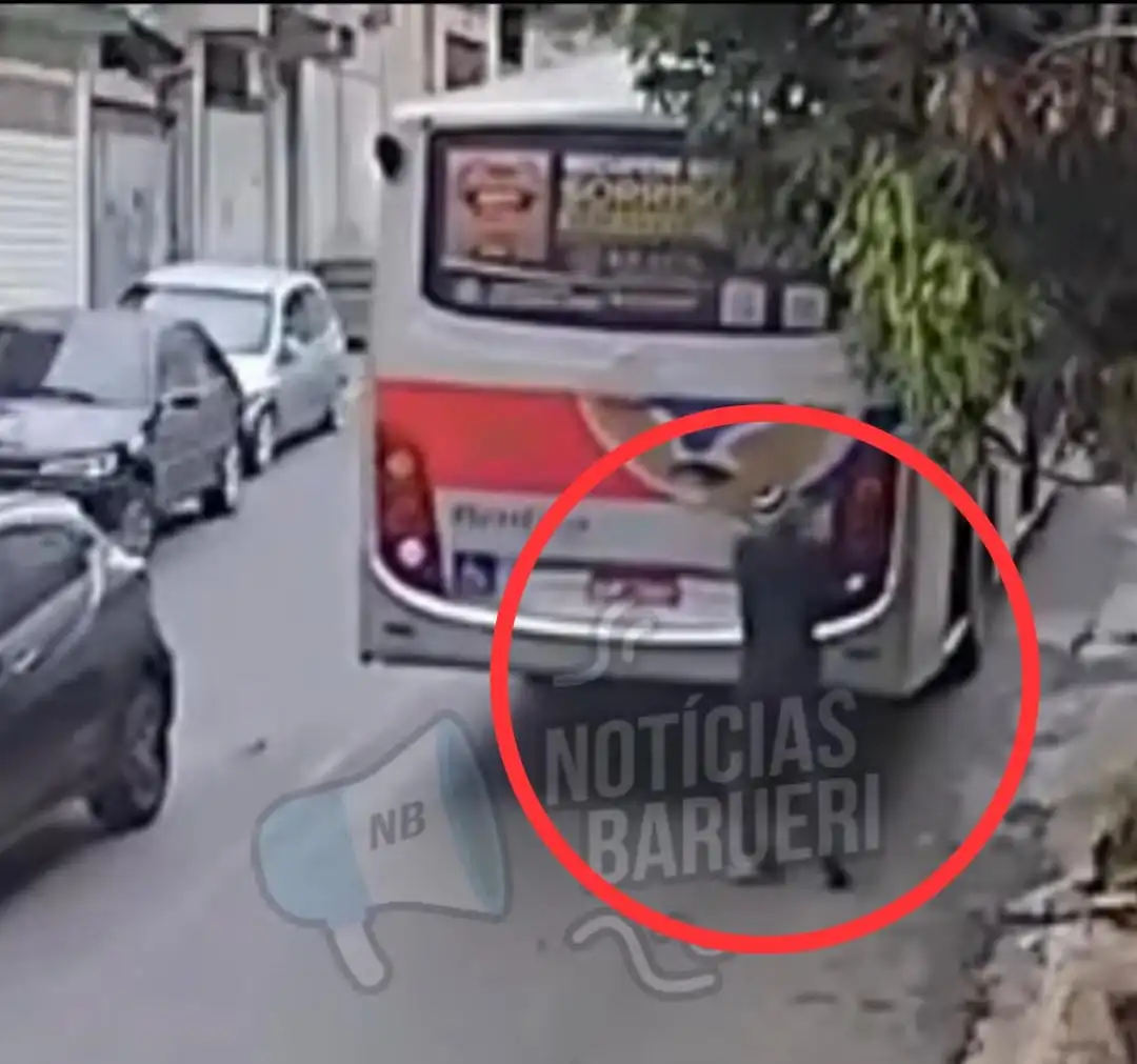Jovem vandaliza ônibus em Barueri após não conseguir pegar rabeira