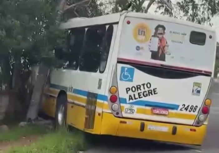 Ônibus invade calçada e bate em muro na Zona Sul de Porto Alegre