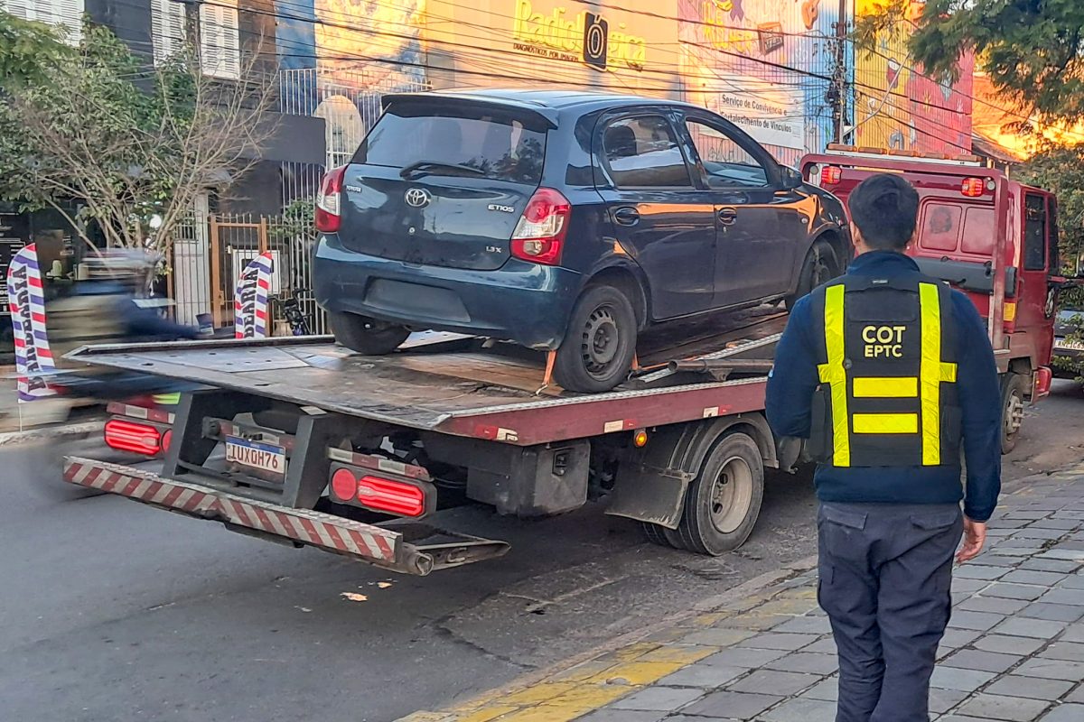 Estacionar em frente a garagens gera mais de 4 mil chamados à EPTC em Porto Alegre