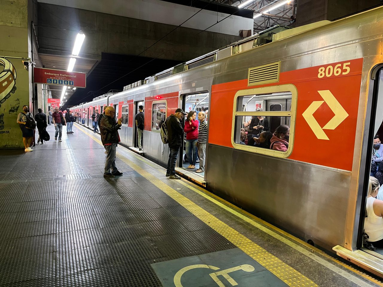 Falha elétrica paralisa parte da Linha 11-Coral da CPTM