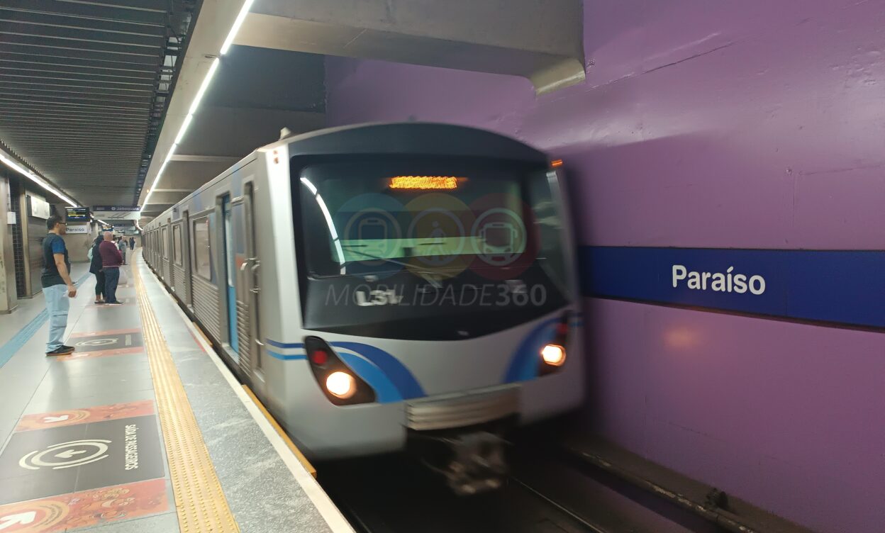 Homem foge por trilhos após roubo na estação Paraíso e é detido