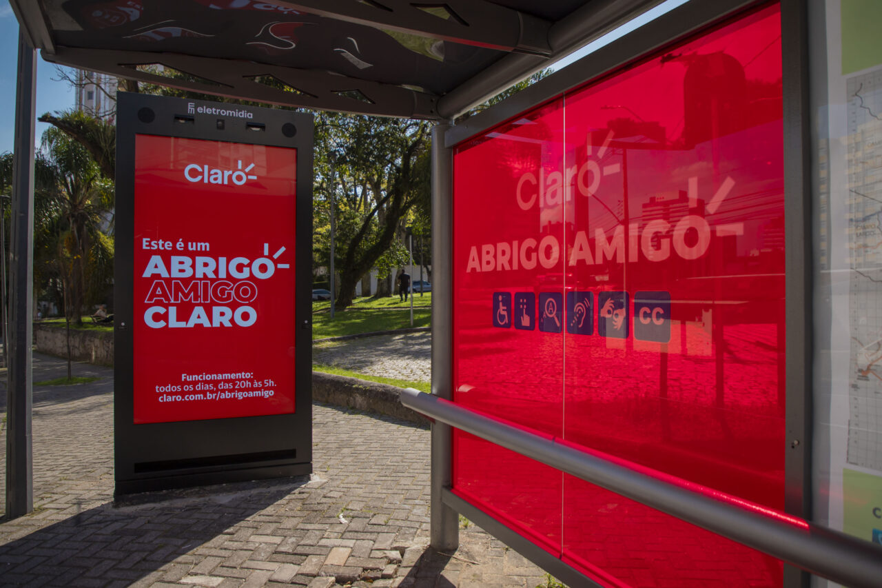 50 pontos de ônibus de Curitiba conseguem fazer chamada de vídeo com passageiros esperando à noite