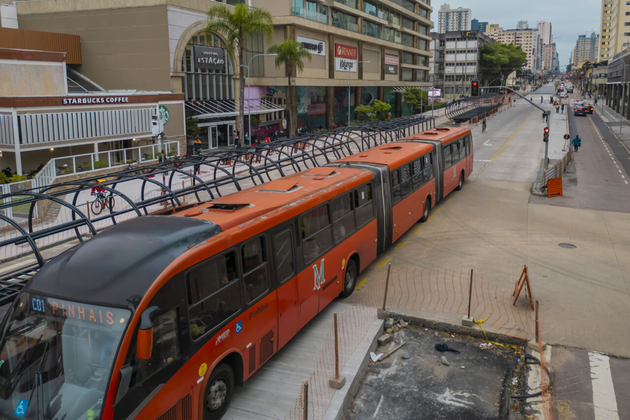 Saiba quando acabam as obras na região da praça Eufrásio Correia, no Centro de Curitiba