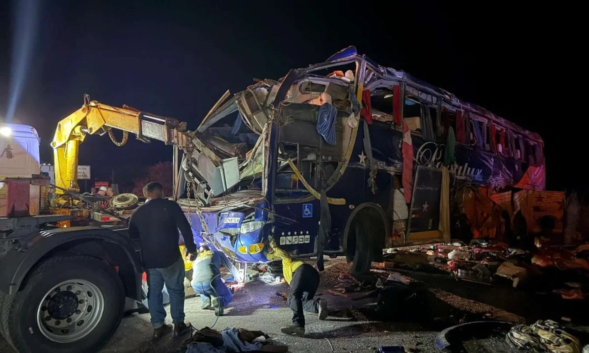 Batida entre ônibus e caminhão na BR-116, em Minas Gerais, deixa mortos e feridos