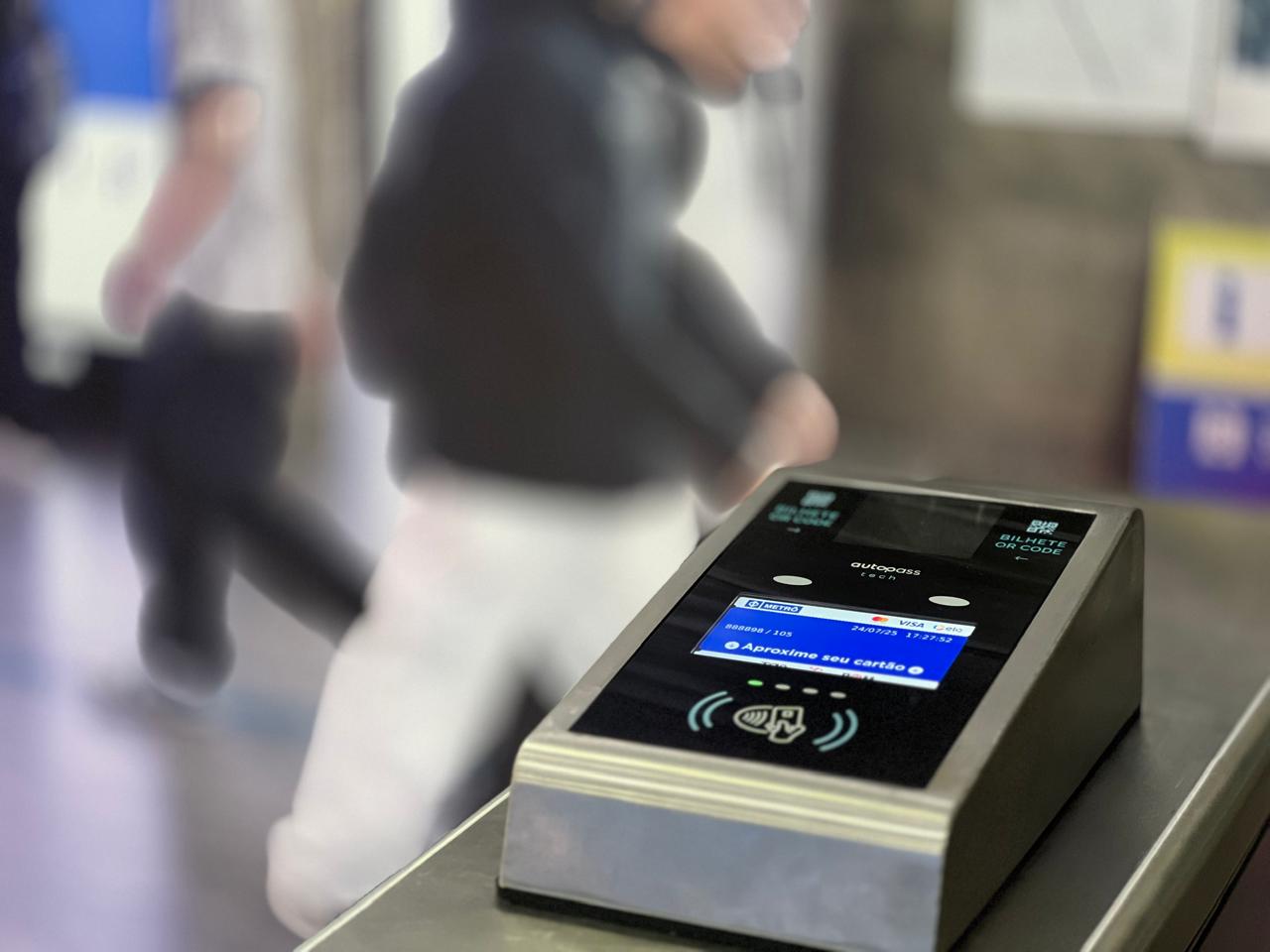 Metrô de São Paulo passa a aceitar cartões de crédito e débito por aproximação nas catracas