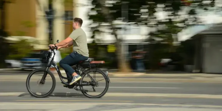Circulação de veículos elétricos autopropelidos é regulamentada em Curitiba