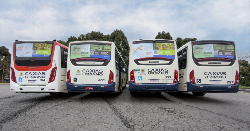 Ônibus viram vitrine para projetos sociais e levam mensagem de solidariedade às ruas de Caxias do Sul