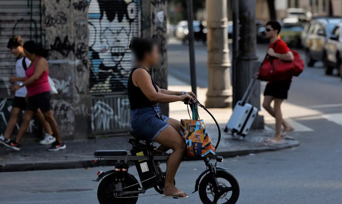 Na abertura da Semana do Trânsito, Curitiba regulamenta circulação de patinetes e afins