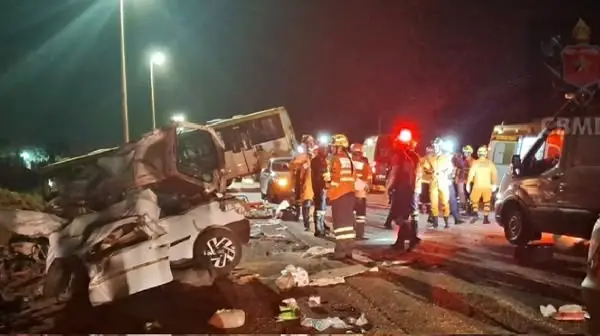 Colisão entre ônibus e carro deixa mortos e feridos na BR-080, em Brazlândia (DF)