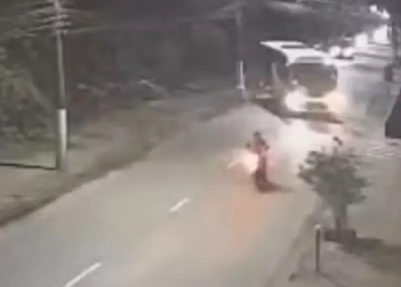 Motociclista fica ferido após colidir com ônibus em São Vicente (SP)