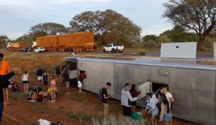 Ônibus de turismo tomba e deixa feridos em Uberaba (MG)