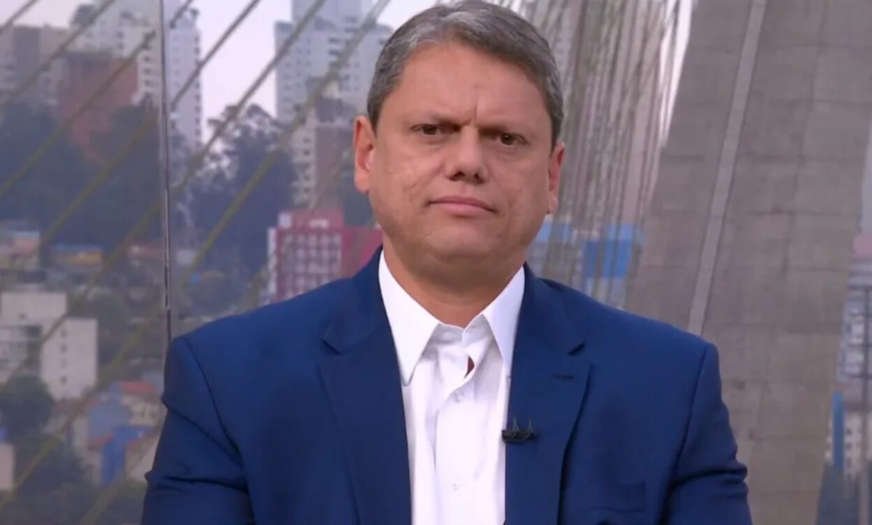 Tarcísio volta a defender reestatização de linha no Metrô de SP