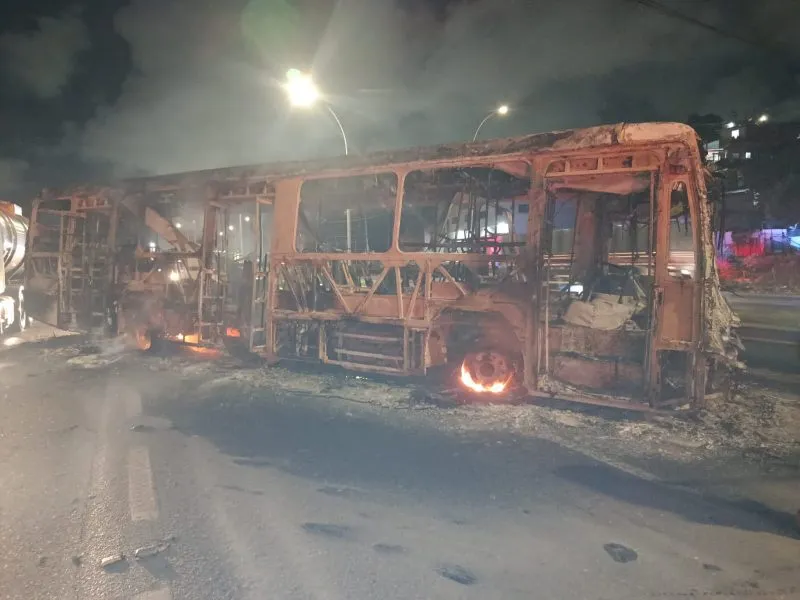 Ônibus é incendiado durante protesto na BR-101, na Zona Oeste de Recife