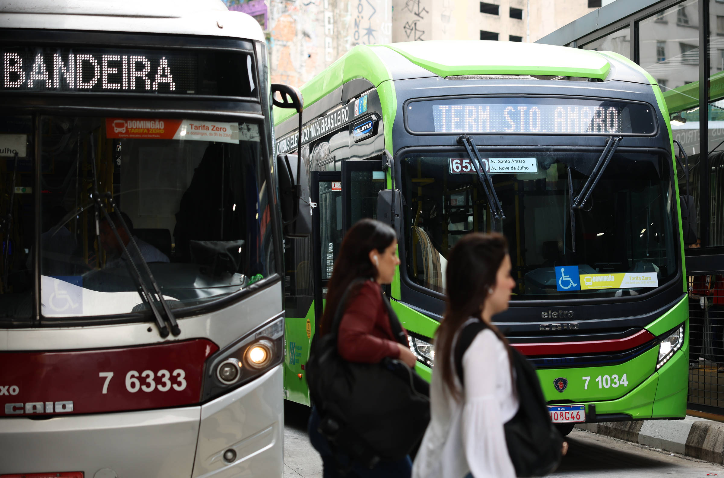 Ônibus de São Paulo em horário de pico são mais lentos que galinha e patinete elétrico