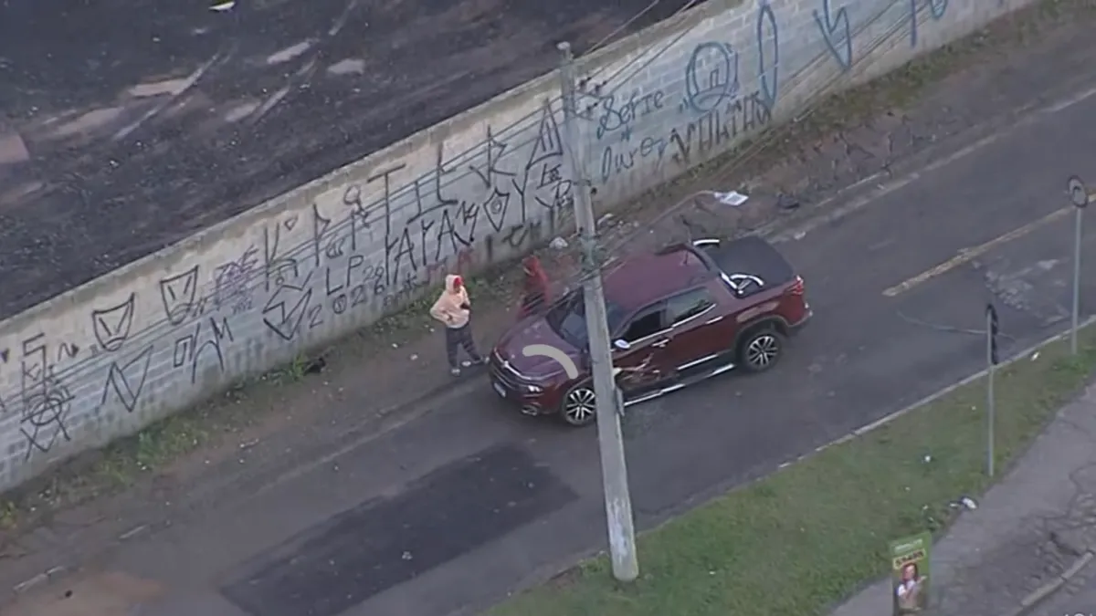 Acidente bloqueou Rodovia Régis Bittencourt em trecho municipalizado de Taboão da Serra na madrugada desta segunda-feira (21)