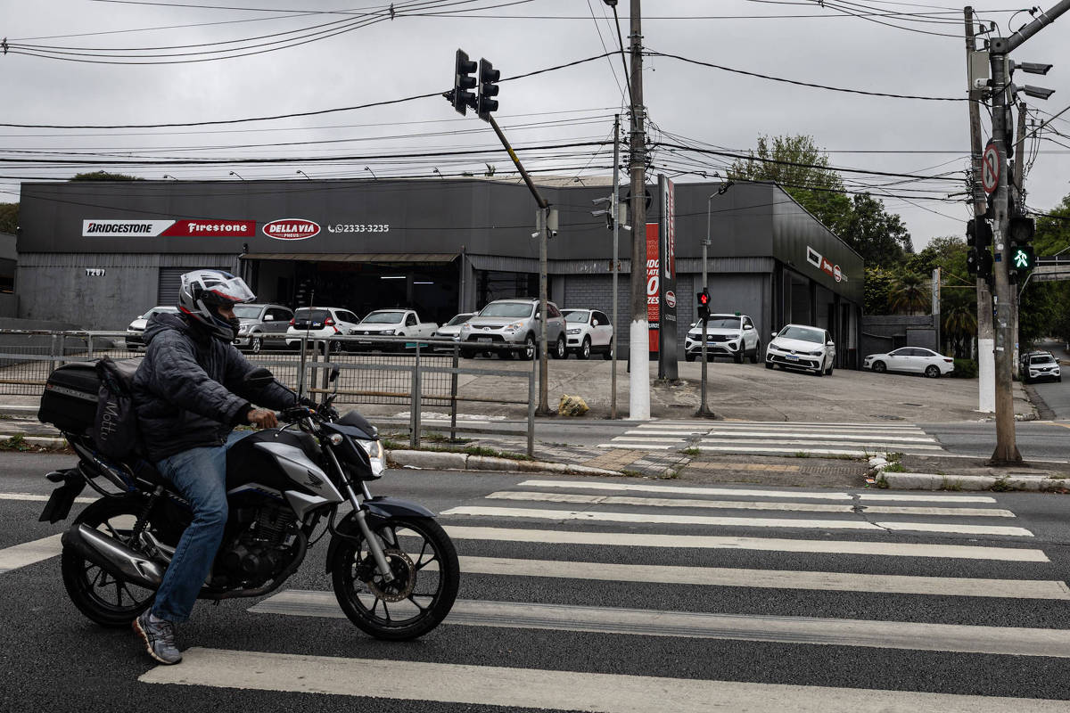 Pressa e tensão do trânsito levam motoristas a ignorar limites de velocidade, diz estudo