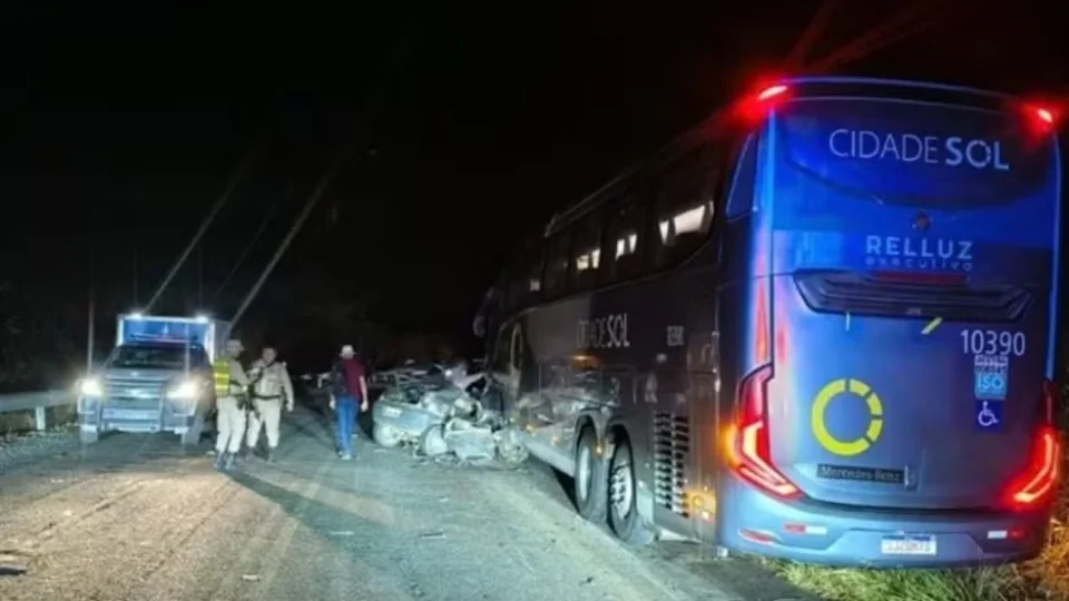 Acidente entre ônibus da Cidade Sol e carro deixa mortos na BA-131