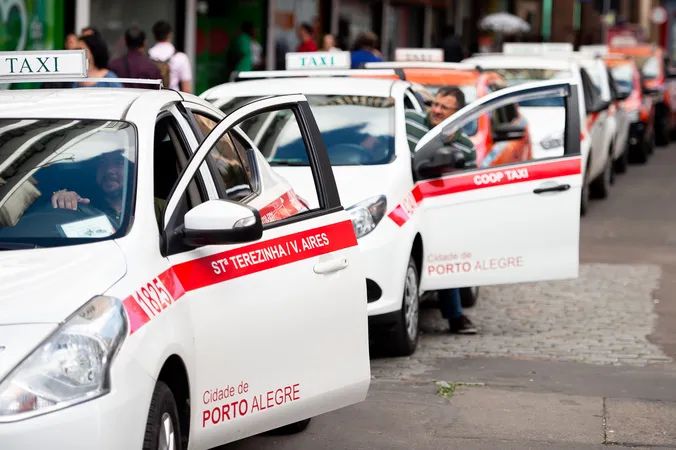 Prefeitura de Porto Alegre muda regras para táxis: pagamento por Pix e cartão não pode ser recusado e transferência de autorização passa a ter novos critérios