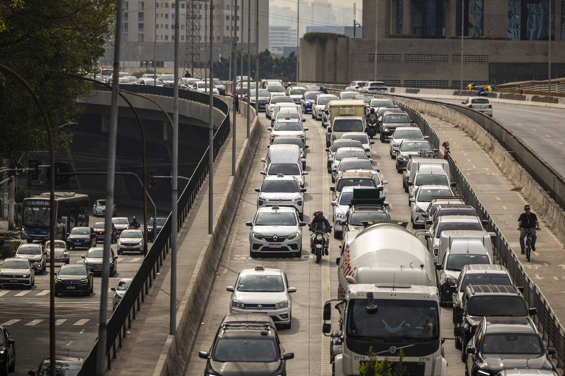 Frota em São Paulo supera 10 milhões de veículos e pressiona trânsito