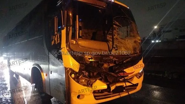 Batida entre ônibus e caminhão na Rodovia Anhanguera, em Osasco (SP), deixa feridos nesta terça-feira (22)