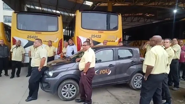 Motoristas da Sancetur realizam protesto e atrasam saída dos ônibus do transporte público em Caraguatatuba e Ubatuba na manhã desta terça-feira (22)