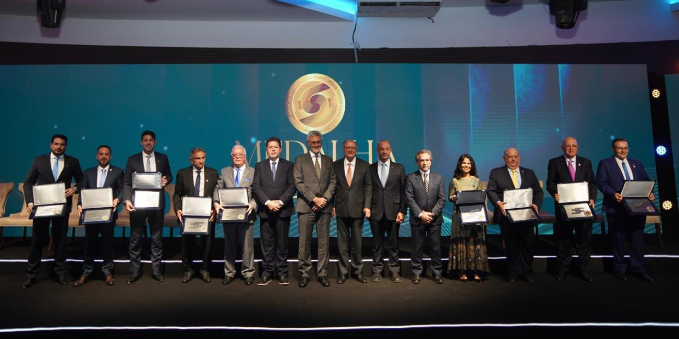 Diretor do SETCESP e vice-presidente da Braspress recebem Medalha de Mérito do Transporte