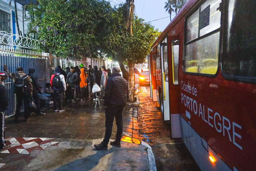 Transporte Solidário atende mais de 9,8 mil passageiros durante a Operação Inverno em Porto Alegre