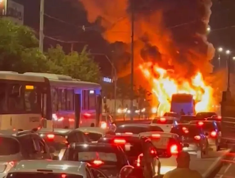 Ônibus pega fogo durante operação da linha 500 em Manaus (AM) nesta terça-feira (22)