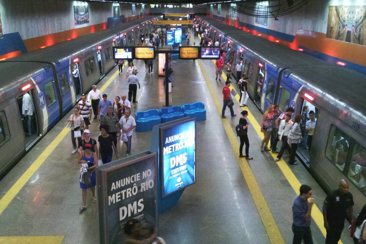 Estação Cinelândia ganha nome temporário de ‘Estação Democracia’ no Rio