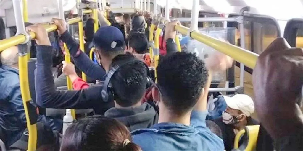 Ônibus lotado e passageiro espremido: projeto prevê reforço da frota e prazo de até 90 dias para resolver superlotação